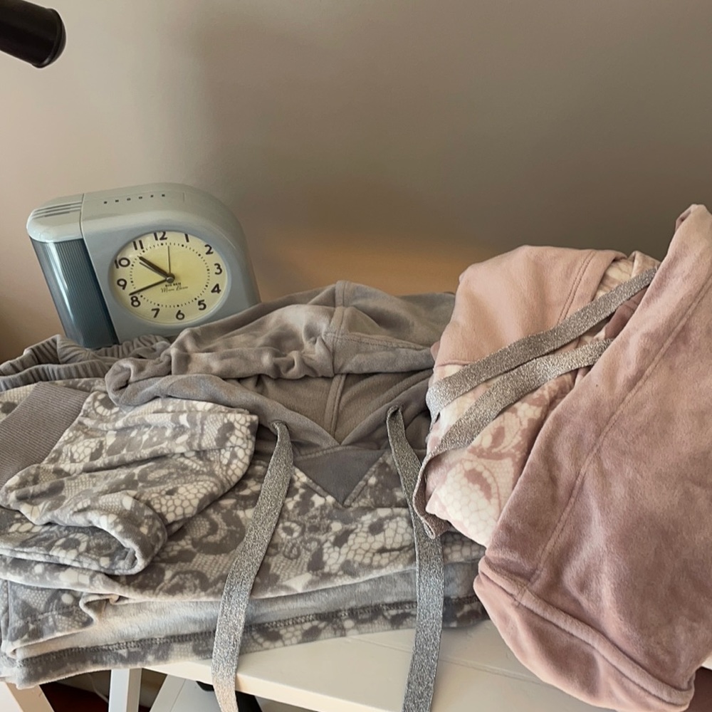 TWO SETS Simply Vera Wang Velour Pajamas So Cozy!